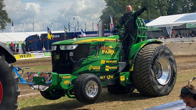 Putten-Tractor-pulling-on-the-beach-01-s